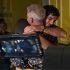 Jacob Elordi y Eric Dane abrazándose durante el rodaje de Euphoria, con un monitor de grabación en primer plano.
