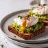 Receta de avocado toast con huevo