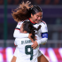 Mia Urbano y Citlalli Reyes celebran durante la victoria de México sobre Chile en el Mundial Femenil Sub 17.
