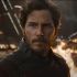 Chris Pratt como Star-Lord, con traje oscuro y expresión seria, frente a un incendio en Guardianes de la Galaxia Vol. 3.
