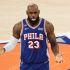 LeBron James fue captado en el momento del himno de Estados Unidos haciendo movimientos de calentamiento en lugar.
