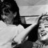 Viridiana Alatriste sonríe y coloca su mano sobre la cabeza de Silvia Pinal en una fotografía en blanco y negro.
