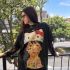 Beba Montes posa al aire libre con lentes, cabello oscuro y camiseta negra con un diseño de Hello Kitty.