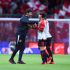 Sebastián Abreu entra a la cancha para reclamar al árbitro en el Toluca vs Xolos