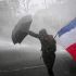 Fuerzas de seguridad francesas patrullan las calles de París durante el fuerte operativo desplegado ante las protestas masivas por el costo de vida.