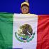 Aficionado de México sostiene con orgullo la Bandera nacional