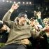 Sal Frelick, jardinero de los campeones MIlwaukee Brewers, saltó a las gradas para convivir con los aficionados de los Green Bay Packers.