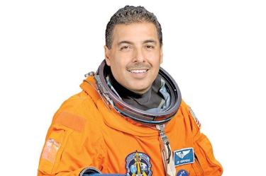 “Estamos trabajando en la próxima misión a la Luna, pues hay que ir antes allá si queremos conquistar Marte. Asesoro en el nuevo transbordador.” José Hernández, astronauta mexicano y asesor de la NASA