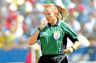Virginia Tovar, dirigiendo como árbitro en un partido.