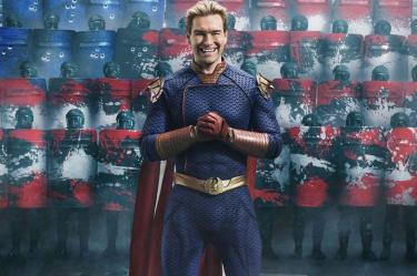 Homelander sonriendo con soldados atrás
