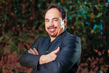 Hugo Sánchez cruzado de brazos.