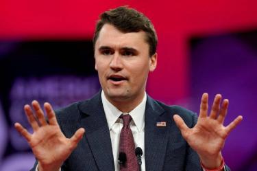 Charlie Kirk un férreo defensor de las armas en EU. Esto decía antes de ser baleado