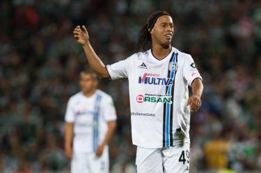 Ronaldinho fue insultado en las redes sociales.