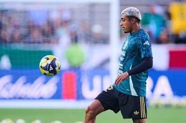 Julián Araujo, seleccionado mexicano
