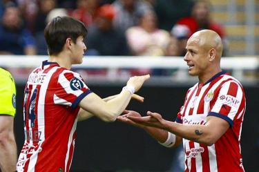 Armando González y Chicharito Hernández compartieron la delantera de Chivas durante 2025.