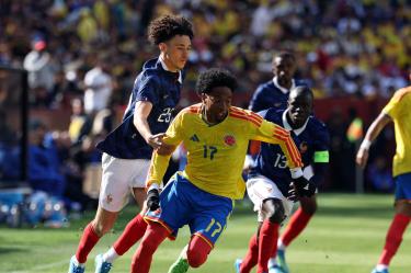 Johan Mojica y Maghnes Akliouche en la contienda por el balón durante el Colombia Vs Francia.