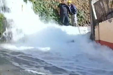 Mega fuga de agua inunda casas en Torres de Potrero