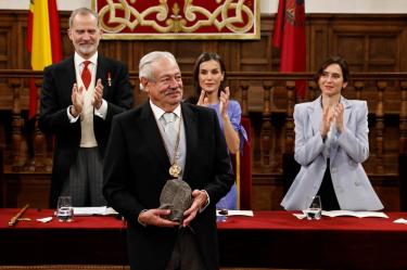 Mexican writer Gonzalo Celorio holds the Miguel de Cervantes Prize of Hispanic Literature after receiving it from the hands of King Felipe VI of Spain (L) and his wife Queen Letizia (2R) during a ceremony at the University of Alcala de Henares in Alcala de Henares on April 23, 2026. (Photo by Andres BALLESTEROS / POOL / AFP)