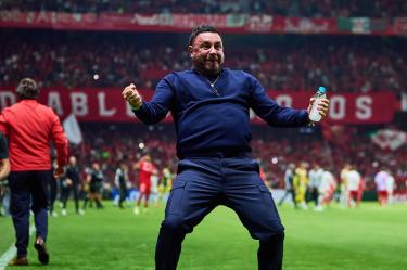 Antonio Mohamed celebra efusivamente la clasificación de los Diablos Rojos a la final de la Copa de Campeones de Concacaf.
