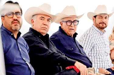 El senador Enrique Inzunza, en la imagen, es el segundo de izquierda a derecha.