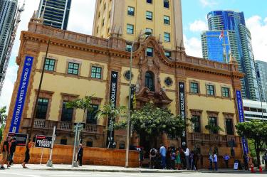 Varios cubanoamericanos se congregaron frente al simbólico edificio que actualmente es un museo.