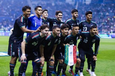 XI titular de México ante Ghana en la cancha del Estadio Cuauhtémoc; el Tri venció 2-0 a los africanos.