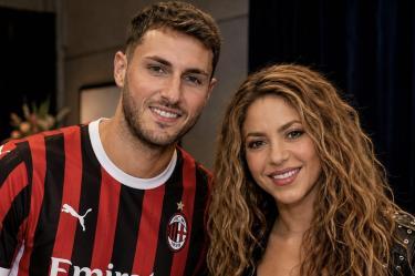 Santiago Giménez aparece en el vídeo de Shakira en la canción oficial del Mundial