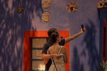 Al caer la tarde, la Casa Azul adquiere una atmósfera distinta que transforma la experiencia del recorrido .