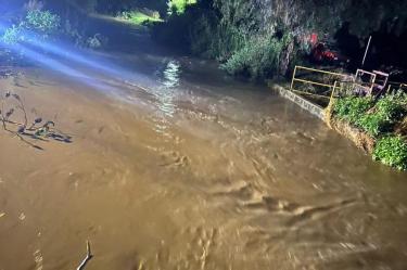 El incremento del caudal provocó que el agua ingresara a decenas de viviendas y cubriera diversas vialidades.