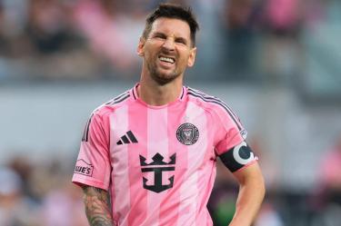 Lionel Messi ha dejado el partido de este domingo con una aparente lesión.