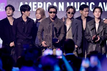 LAS VEGAS, NEVADA - MAY 25: (EDITORIAL USE ONLY) (L-R) Jungkook, Jin, Jimin, RM, J-Hope, V and Suga of BTS accept the Artist of the Year award onstage during the 52nd American Music Awards at MGM Grand Garden Arena on May 25, 2026 in Las Vegas, Nevada. Ethan Miller/Getty Images/AFP (Photo by Ethan Miller / GETTY IMAGES NORTH AMERICA / Getty Images via AFP)