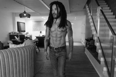 Lenny Kravitz sigue luciendo un físico impresionante a sus 62 años.