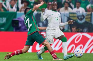 Hirving Lozano y Saud Abdulhamid durante el México Vs Arabia Saudita de Qatar 2022.