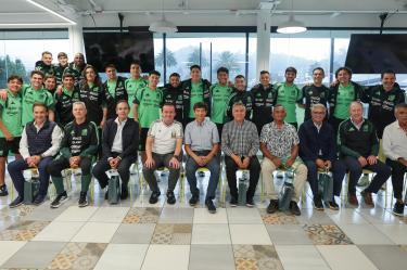 Miembros de la selección mexicana del 86 se reunieron con jugadores que disputarán el Mundial 2026