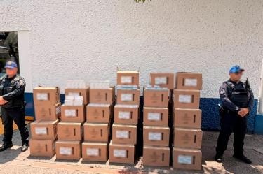 En la colonia Vicente Gurrero ubicaron a una persona que resguardaba varias cajas de cartón con medicinas