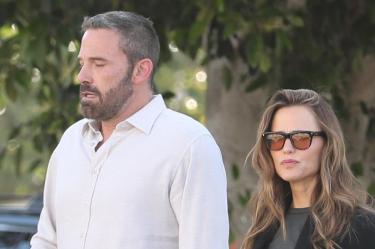 Ben Affleck y Jennifer Garner reaparecen juntos en hospital por su hija VioletEXCLUSIVEBen Affleck and Jennifer Garner share a warm reunion in Brentwood, stepping out as a smiling and happy pair to celebrate Easter with family before taking their son Samuel to the Federal Building in Los Angeles to handle passport errands on April 3, 2026.****Ben Affleck y Jennifer Garner comparten un cálido reencuentro en Brentwood, saliendo como una pareja sonriente y feliz para celebrar Easter con la familia antes de llevar a su hijo Samuel al Federal Building en Los Angeles para realizar trámites de pasaporte el 3 de abril de 2026.