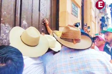 Integrantes del Movimiento del Sombrero protestan afuera del Congreso de Michoacán