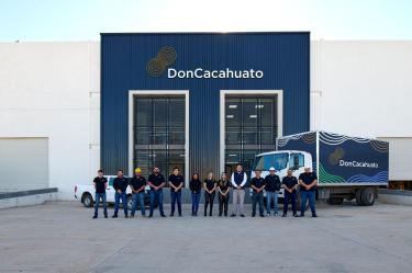 Equipo de Comercializadora Don Cacahuato frente a su planta de distribución tras obtener nuevamente el Distintivo ESR®.