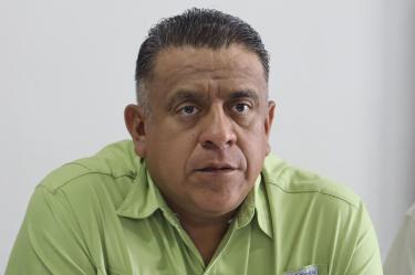 Esaú López Quero, presidente municipal de la Villa de Mitla, Oaxaca, anunciando su separación del cargo tras enfrentamientos con la CNTE.