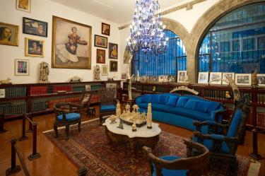 En la visita al Museo Dolores Olmedo también podrá visitarse la casa de la mecenas. En la imagen, la sala antigua con decenas de fotografías.