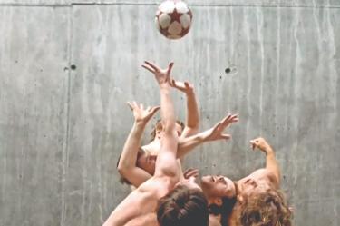 Las tribus enloquecidas del futbol se trasladaron al escenario del Teatro Julio Castillo con "A dance tribute to the art of football".