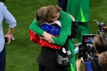 La esposa de Matvei Safonov apareció en la cancha con una bandera rusa confeccionada de manera improvisada tras la conquista de la Champions League por parte del PSG.