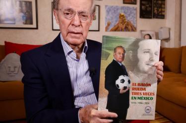 José Ramón Fernández presentó el libro “El balón rueda tres veces en México”, escrito por alumnos del Instituto JRF