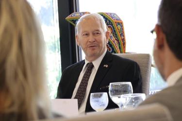 Ronald Johnson, embajador de EU en México, recordó que la población en los dos lados de la frontera quiere vivir en tranquilidad y sin la violencia que generan los cárteles de la droga.