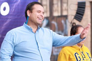 El presidente municipal de la capital de Zacatecas, Miguel Ángel Varela Pinedo, firmó los contratos millonarios.