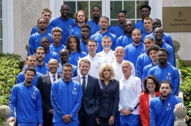 El presidente Emmanuel Macron visitó la concentración francesa previo a su viaje a Estados Unidos para afrontar el Mundial.