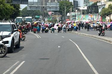 Bloquean en Avenida Universidad