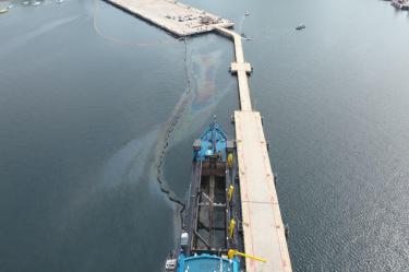 La Marina continúa con los trabajos de contención y limpieza de hidrocarburo en inmediaciones del muelle turístico, en el centro histórico de Manzanillo, Colima.