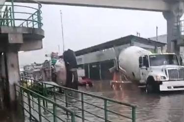 Los conductores denunciaron que cada que llueve se anega el puente del Circuito Exterior Mexiquense en las colonias colonias Mirador Santa Rosa y el TiKal