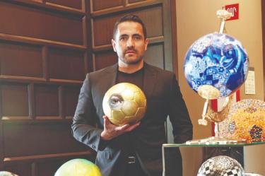 Gildo Medina participa en las colectivas "A Lot of Balls" y "Juego de miradas", con dos obras que recrean los ojos de un niño y un águila.